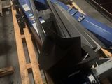 un bateau posé sur une palette dans un entrepôt