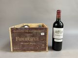 une vieille caisse en bois avec une bouteille de vin posée à côté