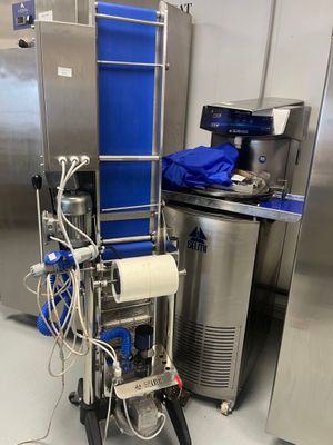une machine placée au milieu d'une pièce