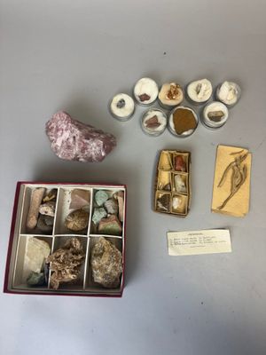 une boîte remplie de cailloux et d'autres objets posée sur une table