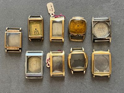 un grand nombre de montres posées sur une table