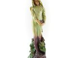 une figurine représentant une femme en robe verte tenant une fleur