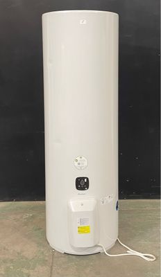 un gros plan d'un chauffe-eau blanc posé sur un sol carrelé