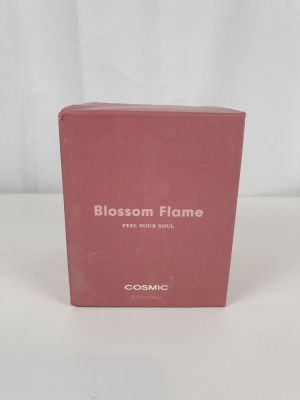 un gros plan d'une boîte rose posée sur une surface blanche
