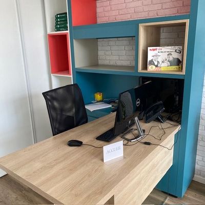 un bureau avec un ordinateur dans une pièce