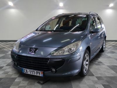 la voiture grise est garée dans le garage sur le sol en damier