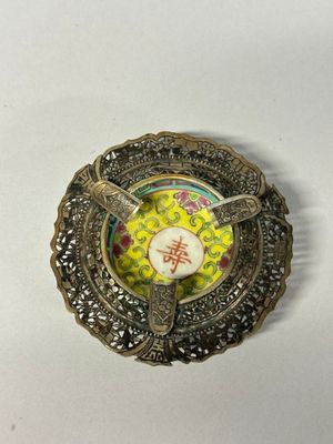 une assiette en argent ornée d'un motif de fleurs jaunes