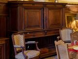 une salle à manger avec une table, des chaises et une cheminée