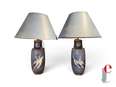 deux lampes placées l'une à côté de l'autre sur une table