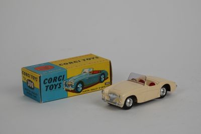 une petite voiture posée à côté d'une boîte de jouets