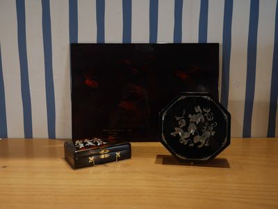 une photo représentant un vase noir et blanc et une petite boîte posés sur une table