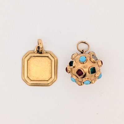 une image représentant une boucle dorée et une boucle turquoise, rouge et jaune
