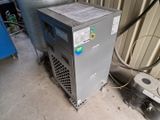 une machine posée sur le sol à côté d'un mur