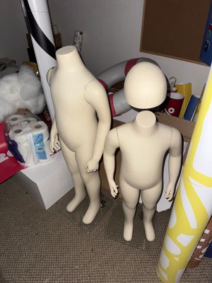 deux mannequins debout l'un à côté de l'autre dans une pièce