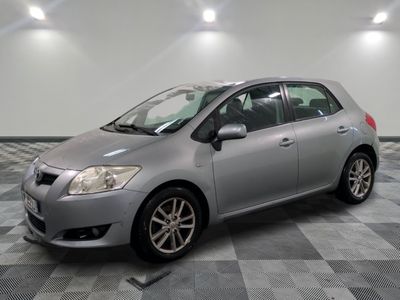 la voiture argentée est garée dans le garage sur le sol en damier