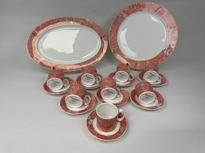 un grand nombre d'assiettes et de tasses posées sur une table