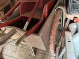 un homme debout à côté d'une brouette dans un garage