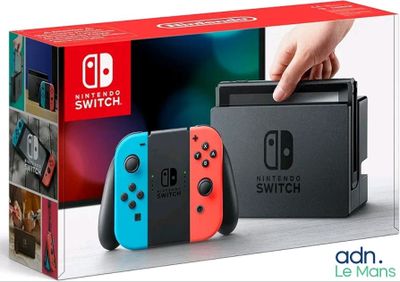 La Nintendo Switch se trouve dans la boîte, avec une main qui la désigne