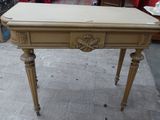 une petite table surmontée d'un tiroir