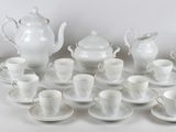 beaucoup de tasses et de soucoupes sur la table