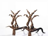 paire de figurines en bronze représentant des arbres, posées sur un fond blanc