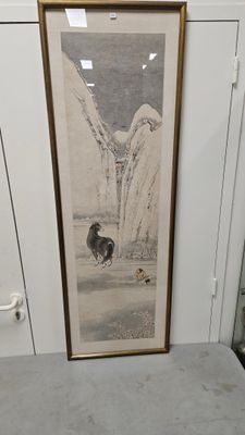 un tableau accroché au mur d'une cuisine