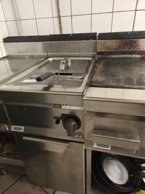 une photo d'une cuisine professionnelle équipée d'une cuisinière et d'un évier