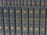 un grand nombre de livres posés sur une table