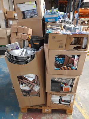 de nombreux cartons empilés les uns sur les autres dans un entrepôt