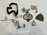 une table sur laquelle sont posés de nombreux bijoux