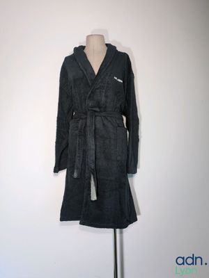 une photo d'une robe posée sur un mannequin