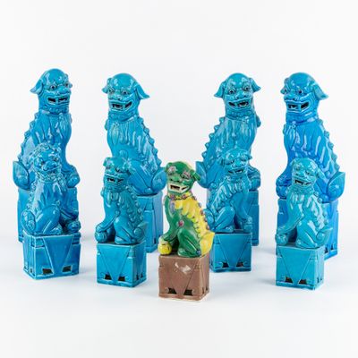 un ensemble de figurines bleues posées sur des boîtes