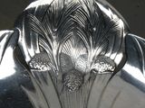 une assiette en argent ornée d'un motif décoratif