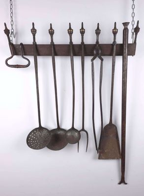 un tas de vieux outils accrochés au mur