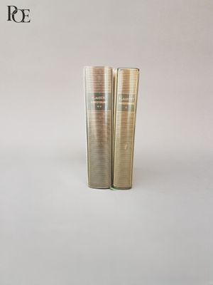 deux tubes de mascara posés sur une surface blanche, sur fond blanc