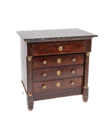 Petite commode en placage d'acajou, à quatre tiroirs, montan… - Photo 1