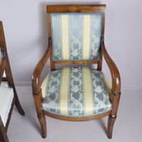 Cinq fauteuils en bois naturel ; garnitures de tissu. (photo 3)