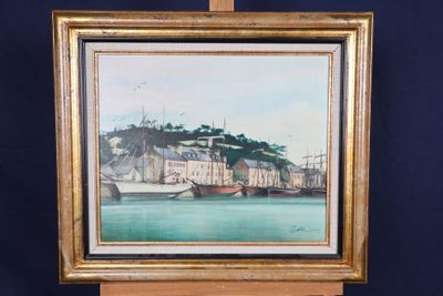 une peinture à l'huile représentant une scène de port avec un bateau sur l'eau