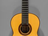 un gros plan d'une guitare sur fond gris