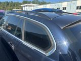 une voiture garée sur un parking avec d'autres voitures