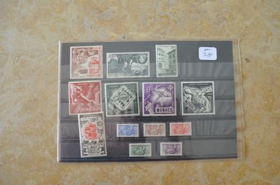 une image d'une collection de timbres sur une table