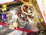 une boîte rouge contenant tout un tas de bijoux