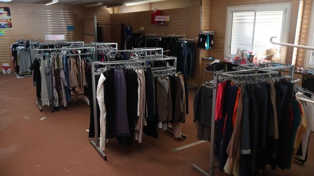 Important lot de stock de vêtements d’occasion (environ 200 tonne...