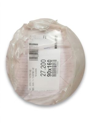 une balle en plastique avec une étiquette dessus, posée sur une surface blanche