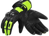 une paire de gants de moto noirs et jaunes sur fond blanc