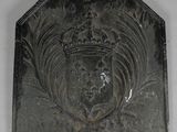 une image représentant une plaque métallique sur laquelle figure une couronne