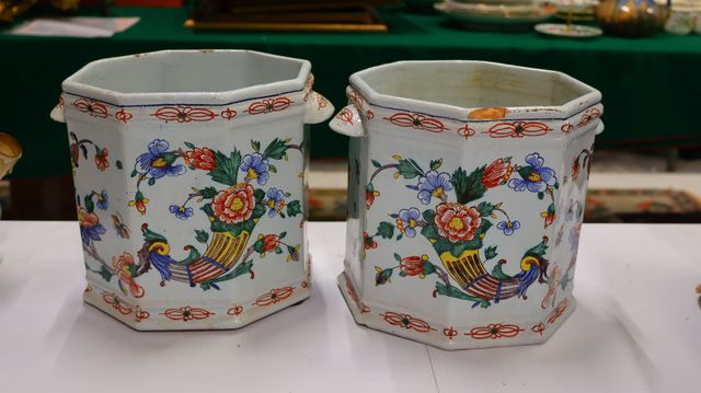 Paire de cache-pots en faïence décor Rouen (éclat et sauts d’émai...