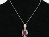 un collier en argent avec un pendentif rouge et jaune sur un mannequin noir