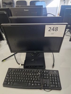 un écran d'ordinateur et un clavier posés sur un bureau, avec une étiquette de prix
