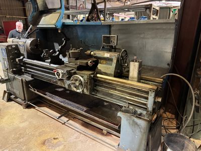 une machine qui se trouve à l'intérieur d'un bâtiment